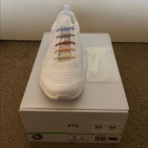 APL Men Size 9 White Techloom Pro Sneaker